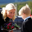 Crown Princess Mette-Marit received flowers from  Eivind Eide in Folldal (Photo: Lise Åserud / Scanpix).